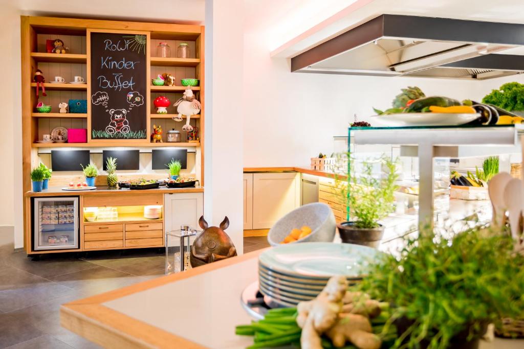 Kuchyň nebo kuchyňský kout v ubytování Romantischer Winkel RoLigio & Wellness Resort