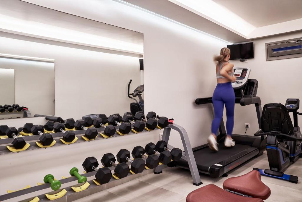 Fitness centrum a/nebo fitness zařízení v ubytování 18 Grapes Hotel