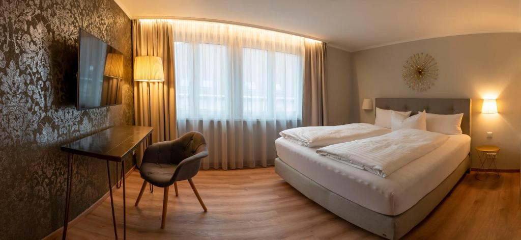 Postel nebo postele na pokoji v ubytování Hotel Rappen am Münsterplatz