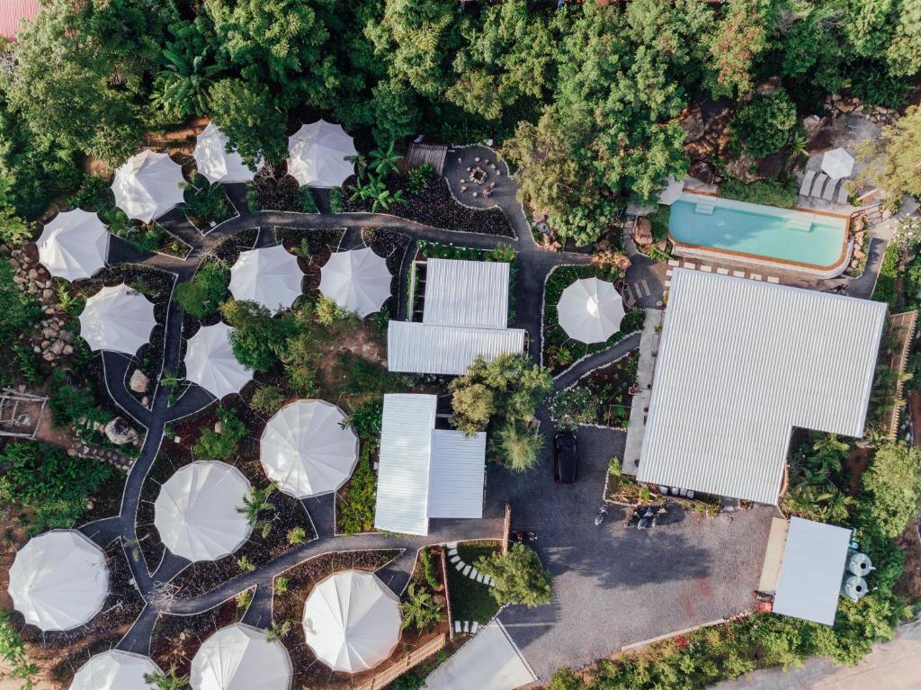 Bazén v ubytování Roost Glamping - SHA Certified nebo v jeho okolí