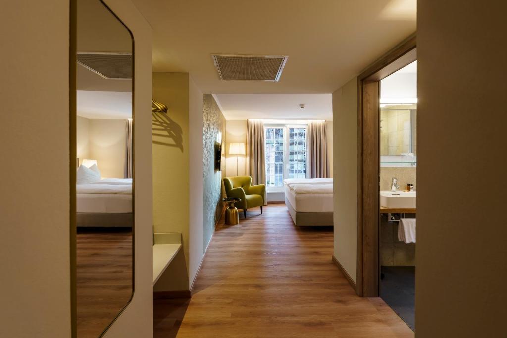 Postel nebo postele na pokoji v ubytování Hotel Rappen am Münsterplatz