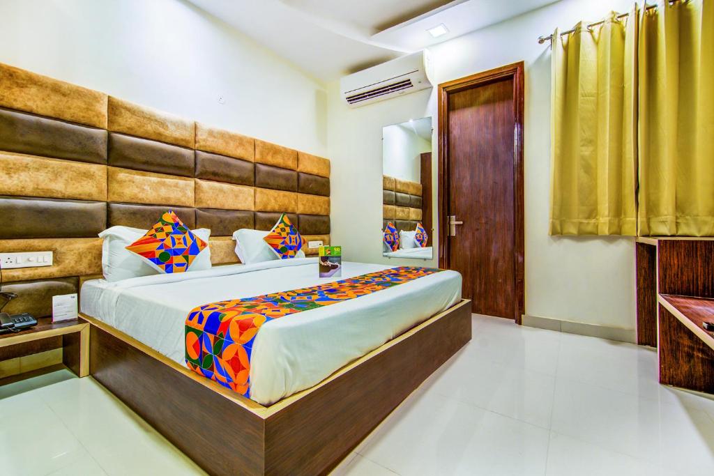 מיטה או מיטות בחדר ב-FabHotel Nayyar Inn