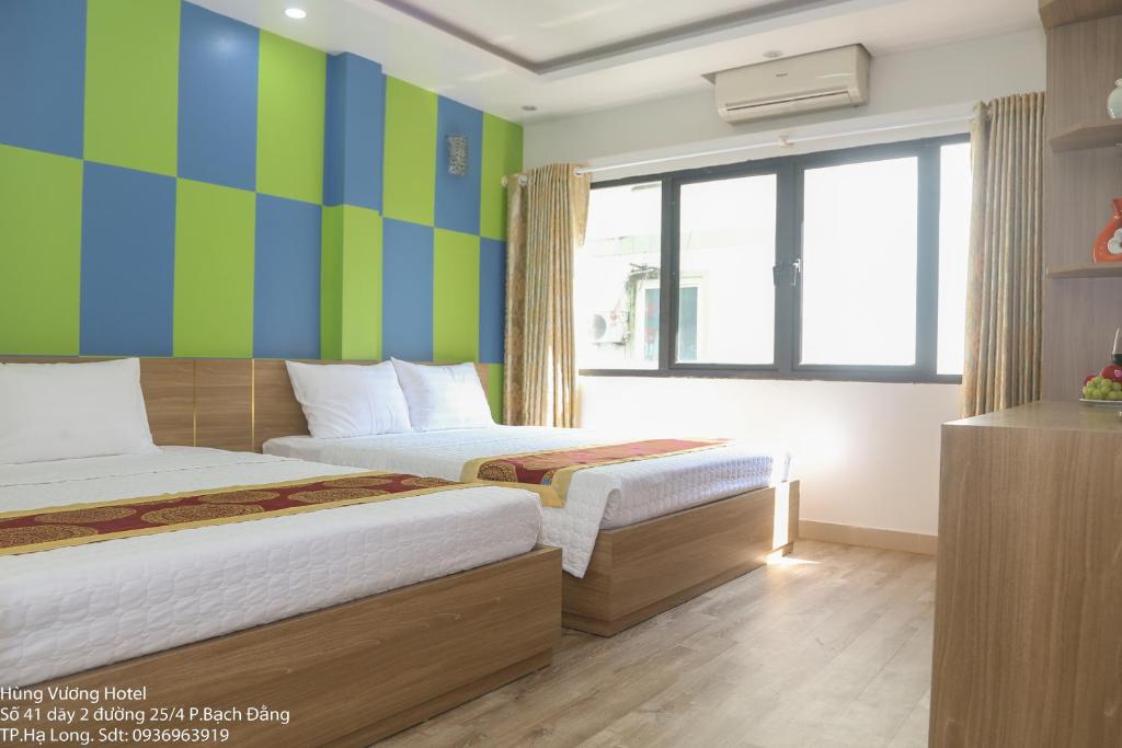 Giường trong phòng chung tại Hùng Vương Hotel Hạ Long