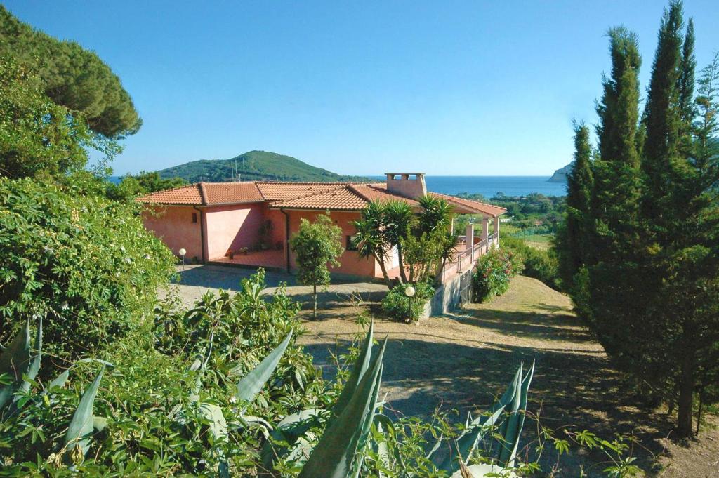 uma casa numa colina com vista para o oceano em Villa Manuela em Lacona