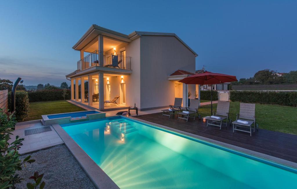 eine Villa mit einem Pool und einem Haus in der Unterkunft Villa Anita in Dračevac
