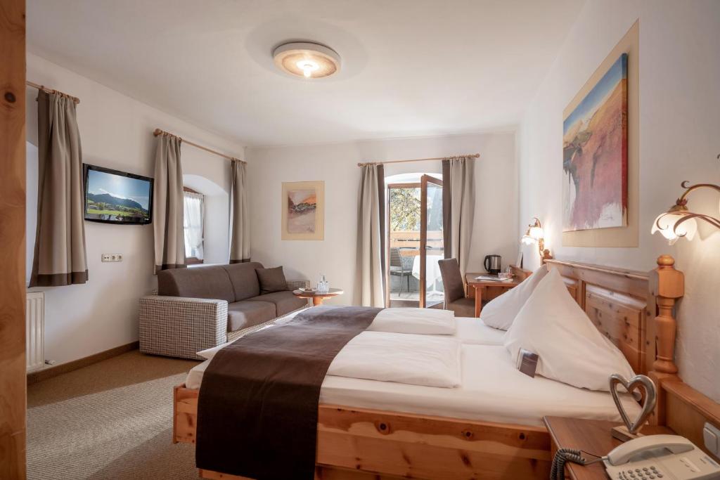 Postel nebo postele na pokoji v ubytování Hotel Walchseer Hof