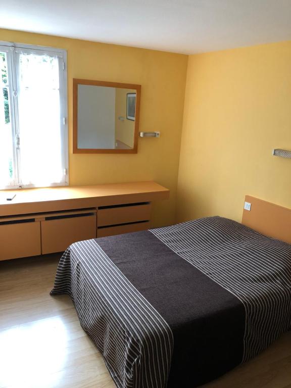 Postel nebo postele na pokoji v ubytování Hôtel Au Petit Languedoc