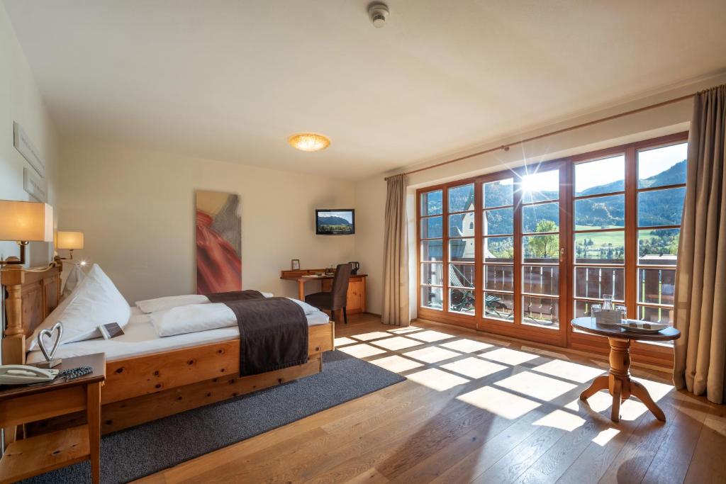 Postel nebo postele na pokoji v ubytování Hotel Walchseer Hof