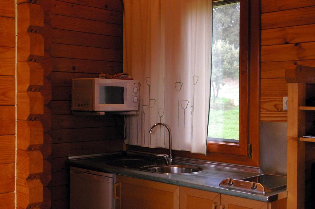 Una cocina o zona de cocina en Cabañas del Cortino
