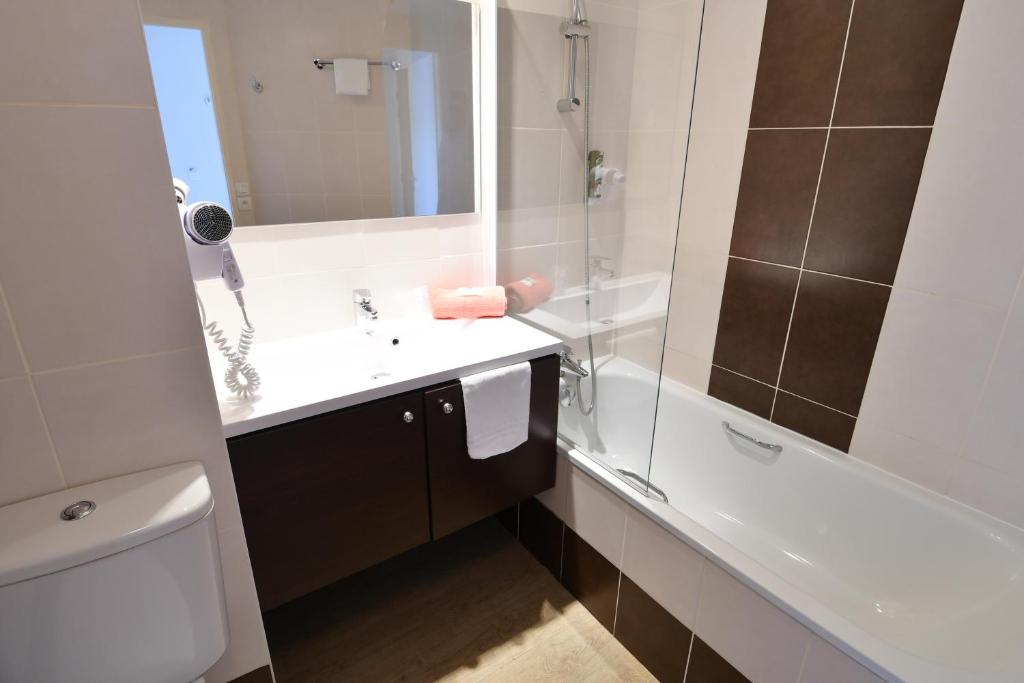 Kylpyhuone majoituspaikassa Appart-Hôtel Mer & Golf City Bordeaux - Bruges