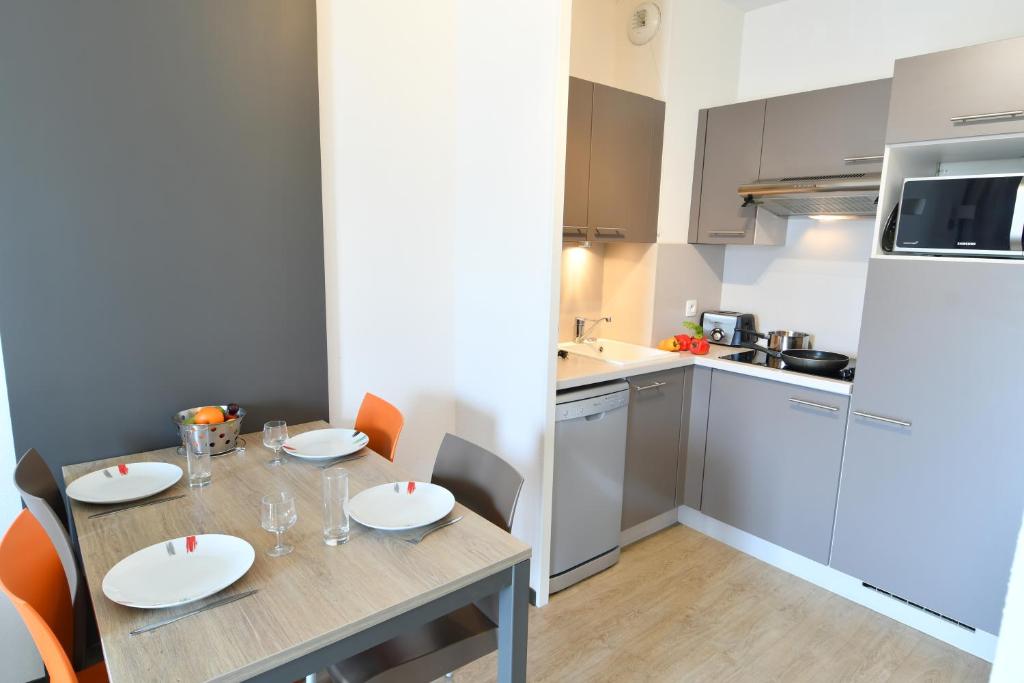 Majoituspaikan Appart-Hôtel Mer & Golf City Bordeaux - Bruges keittiö tai keittotila