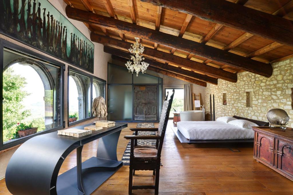 een woonkamer met een bed en een bureau en een slaapkamer bij Tenuta Le Cave in Tregnago