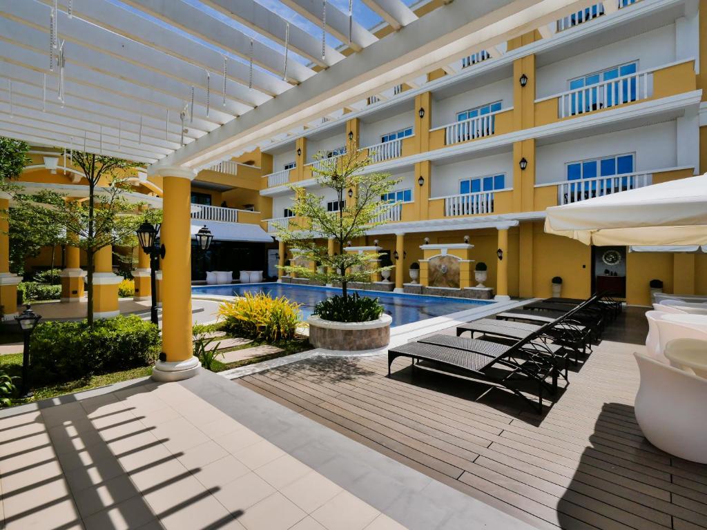 Bazén v ubytování Sunlight Hotel Coron nebo v jeho okolí