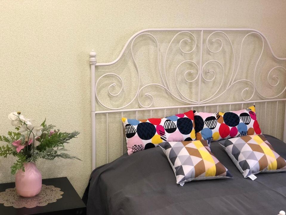 トヴェリにあるApartaments69の白いベッド(枕付)と花瓶