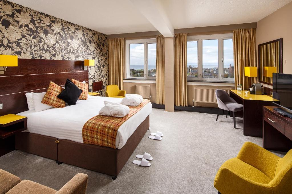 Postel nebo postele na pokoji v ubytování Mercure Ayr Hotel