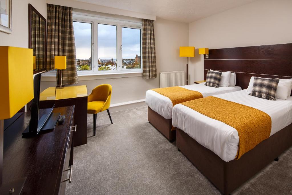 Postel nebo postele na pokoji v ubytování Mercure Ayr Hotel