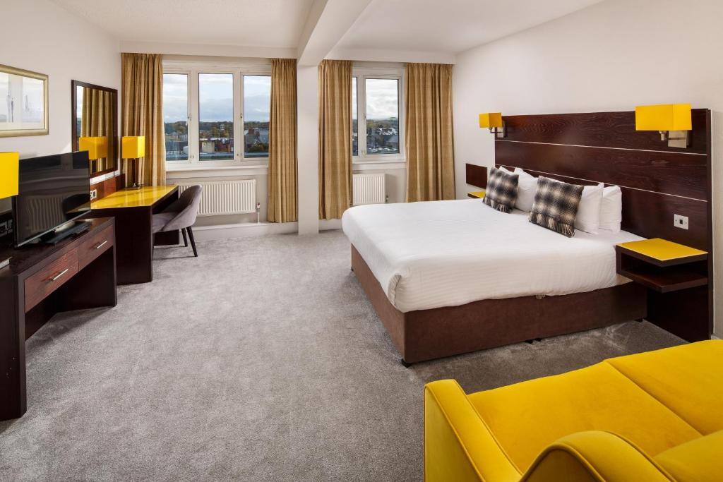 Postel nebo postele na pokoji v ubytování Mercure Ayr Hotel