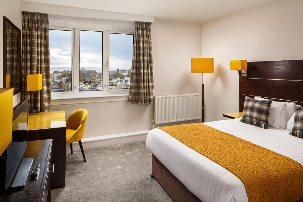 Postel nebo postele na pokoji v ubytování Mercure Ayr Hotel