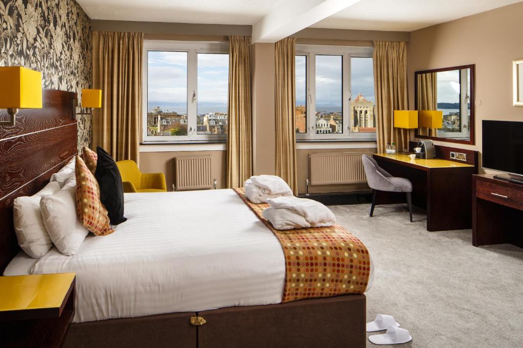 Postel nebo postele na pokoji v ubytování Mercure Ayr Hotel