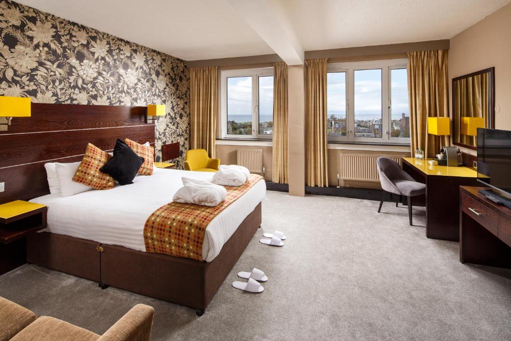 Postel nebo postele na pokoji v ubytování Mercure Ayr Hotel