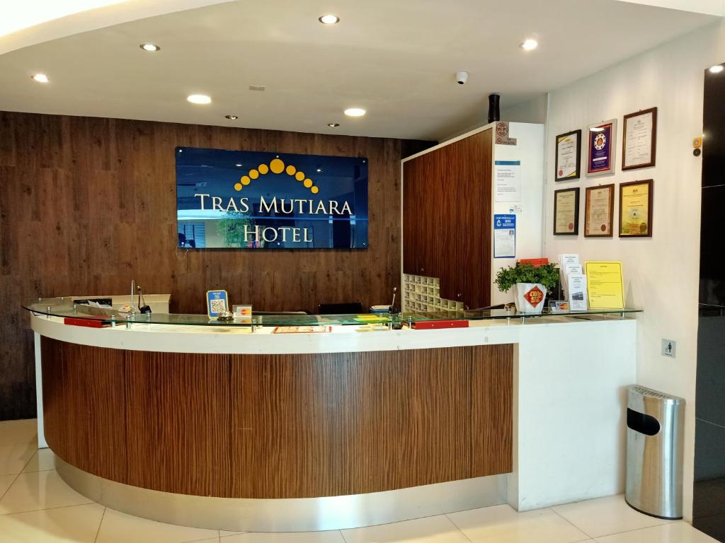 vestíbulo del hotel con mostrador de recepción y cartel en Tras Mutiara Hotel Bentong, en Bentong