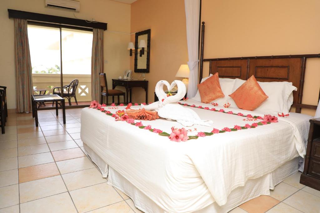 Postel nebo postele na pokoji v ubytování Mombasa Continental Resort
