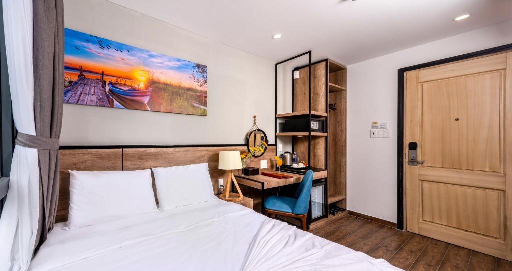 Postel nebo postele na pokoji v ubytování Golden Lotus Central Hotel