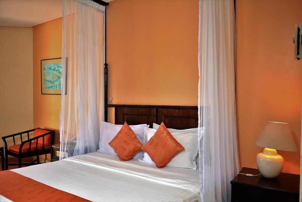 Postel nebo postele na pokoji v ubytování Mombasa Continental Resort
