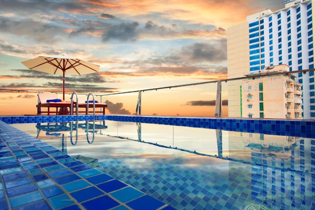 Bazén v ubytování Golden Lotus Central Hotel nebo v jeho okolí