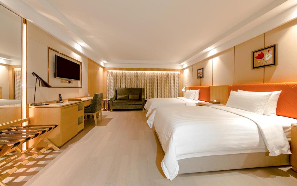 Postel nebo postele na pokoji v ubytování Royal Dragon Hotel