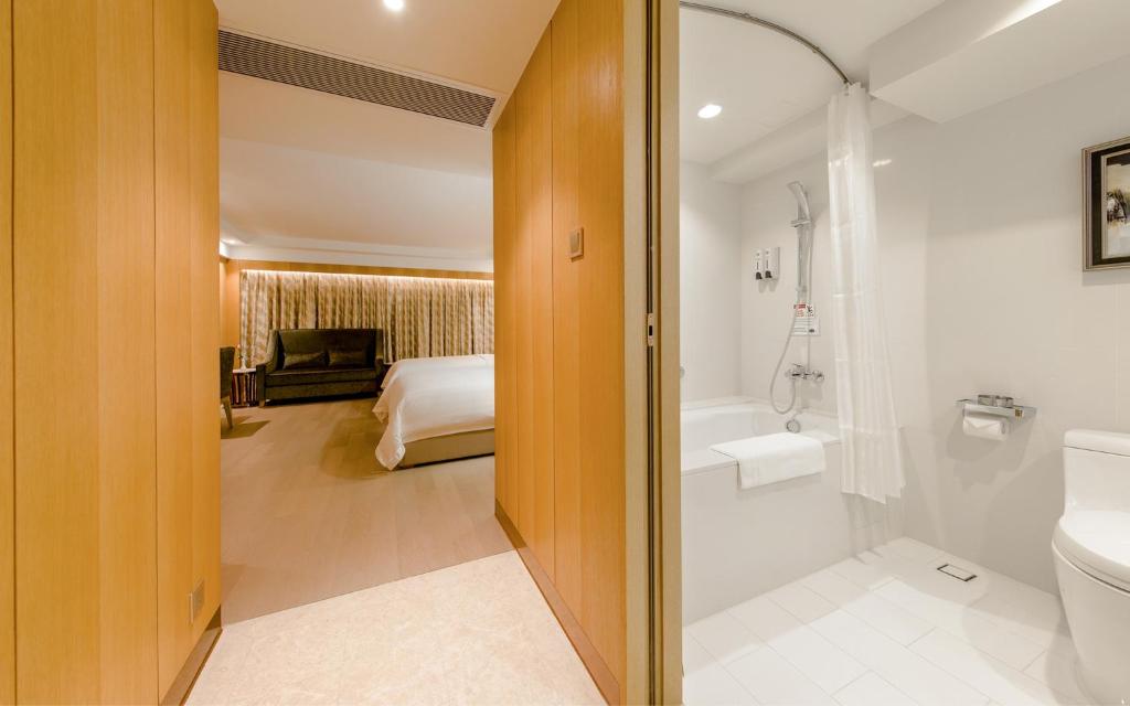 Koupelna v ubytování Royal Dragon Hotel