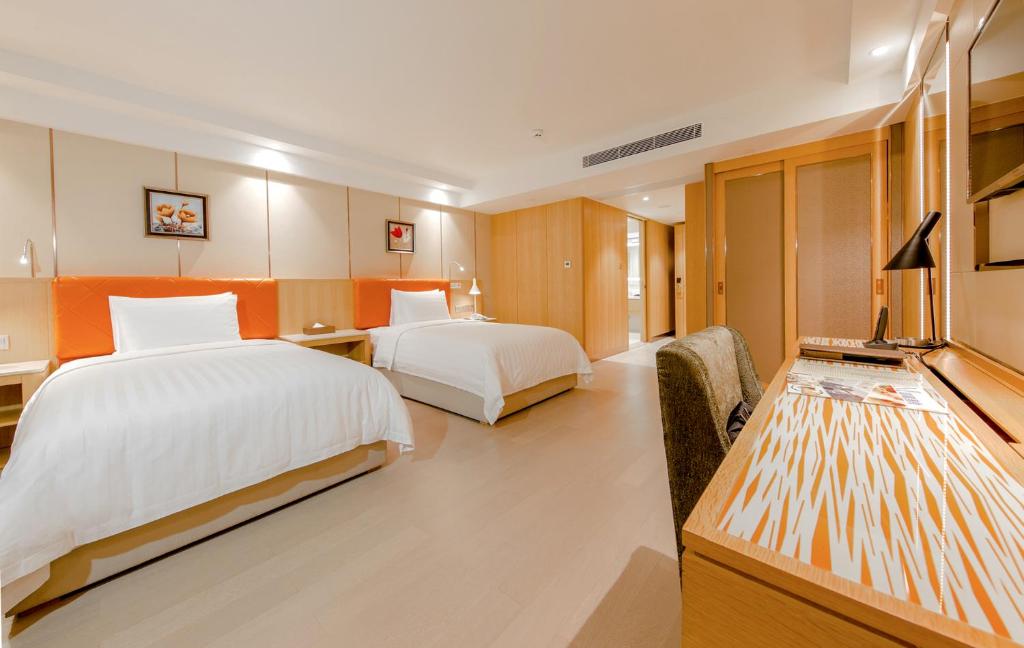 Postel nebo postele na pokoji v ubytování Royal Dragon Hotel