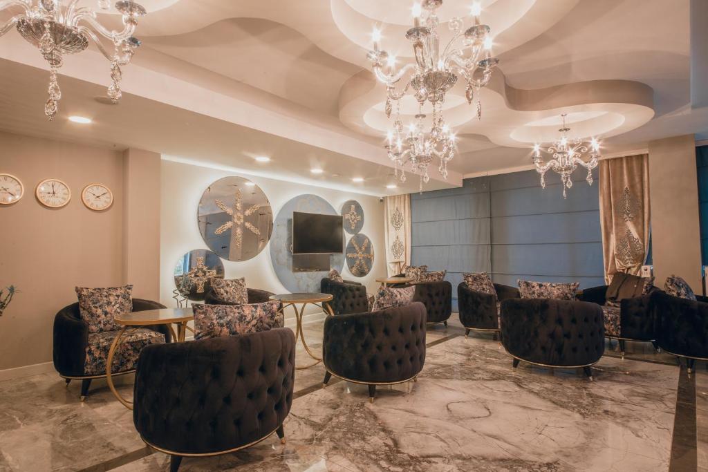 TV a/nebo společenská místnost v ubytování Edrin Gözde Hotel