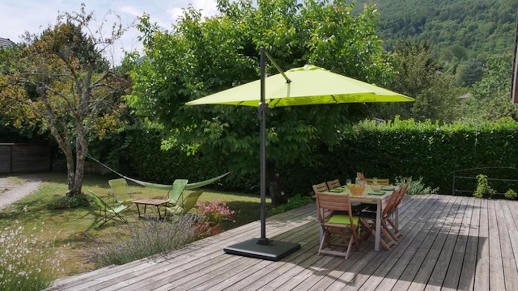 セヴリエにあるAngel Services - La Plancheのパティオ(テーブル、黄色い傘、椅子付)