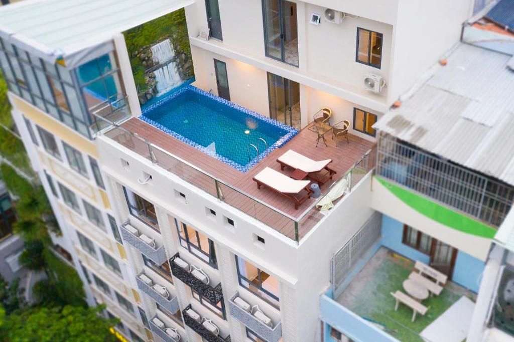 Bazén v ubytování Golden Lotus Central Hotel nebo v jeho okolí