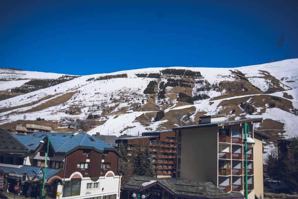 Nespecifikovaný výhled na hory nebo výhled na hory při pohledu z hotelu