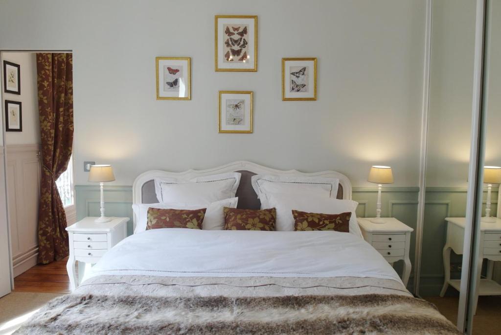 Postel nebo postele na pokoji v ubytování Chambre d hôte : Louvre Elegant Apt Suite