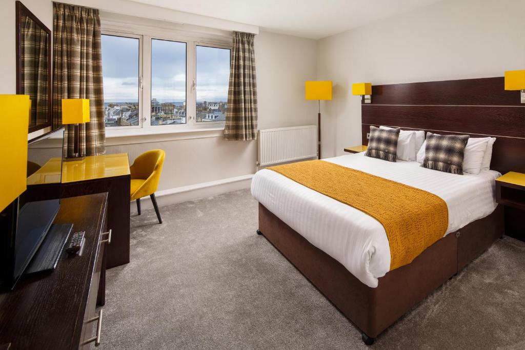 Postel nebo postele na pokoji v ubytování Mercure Ayr Hotel