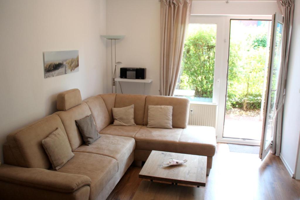 a living room with a couch and a coffee table at Maritime Ferienwohnung in Strandnähe in Dorum-Neufeld