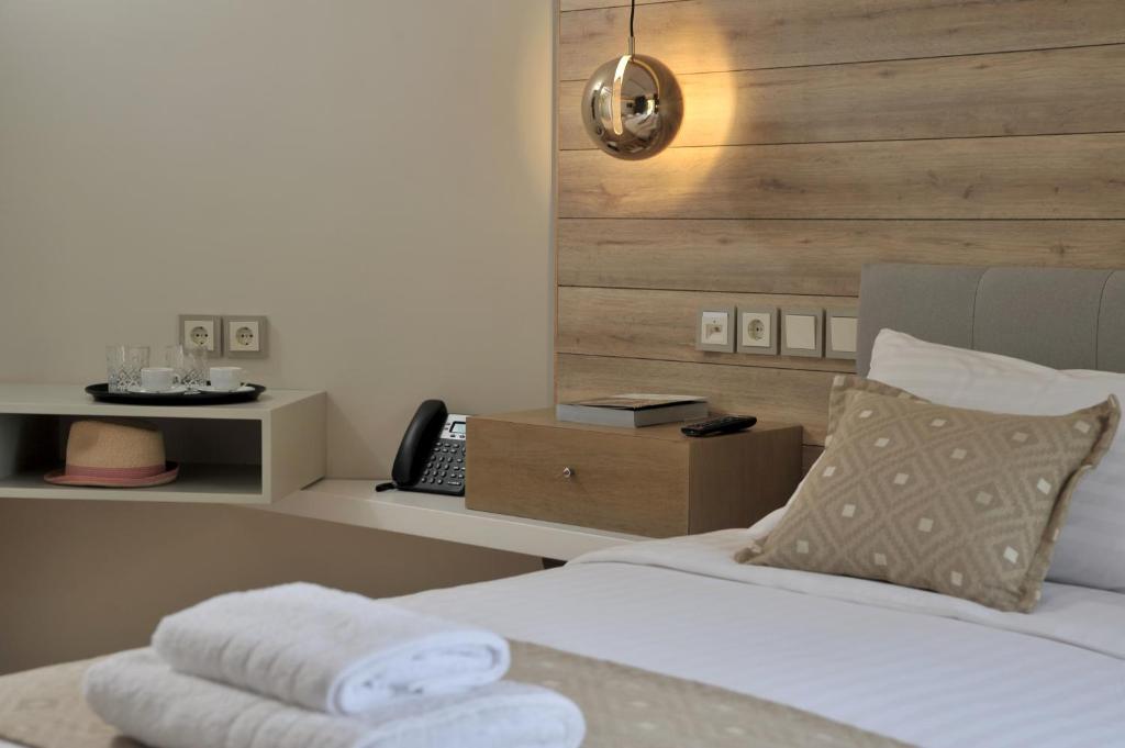 Postel nebo postele na pokoji v ubytování Seasabelle Hotel near Athens Airport