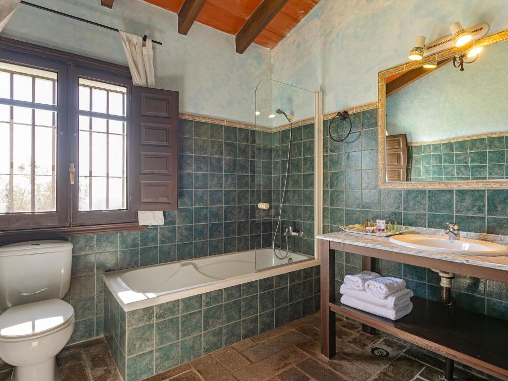 A bathroom at Belvilla by OYO El Encinar