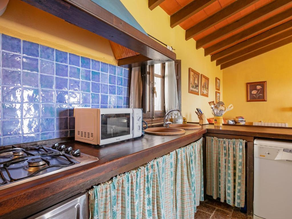 A kitchen or kitchenette at Belvilla by OYO El Encinar
