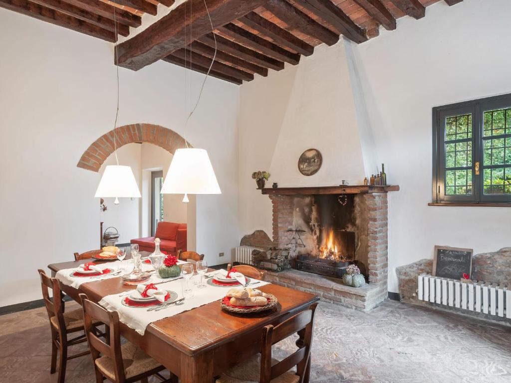 A seating area at Belvilla by OYO La Villetta