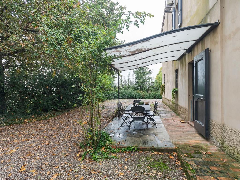 A garden outside Belvilla by OYO La Villetta