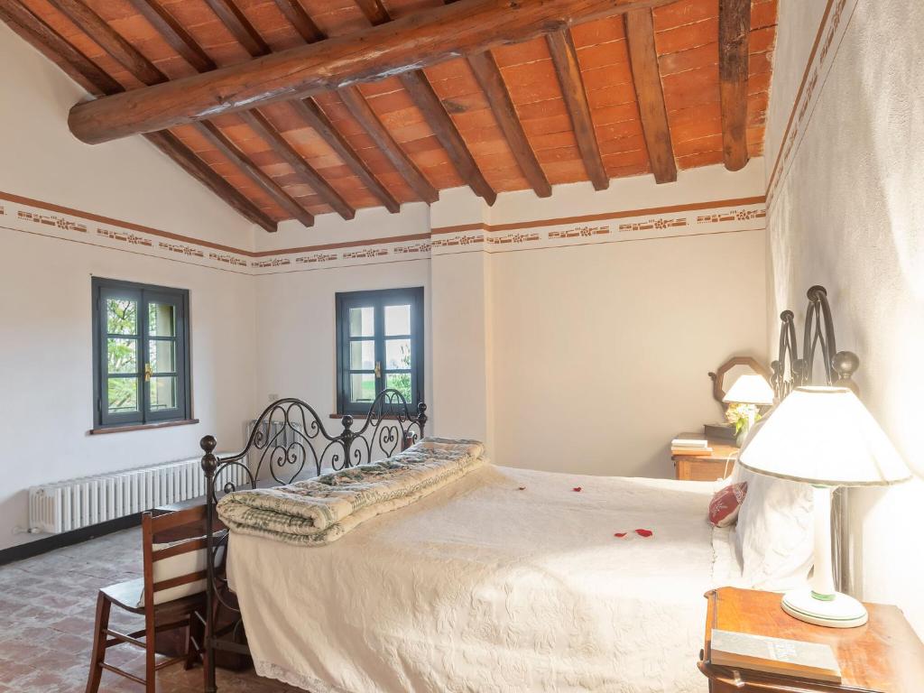 A bed or beds in a room at Belvilla by OYO La Villetta