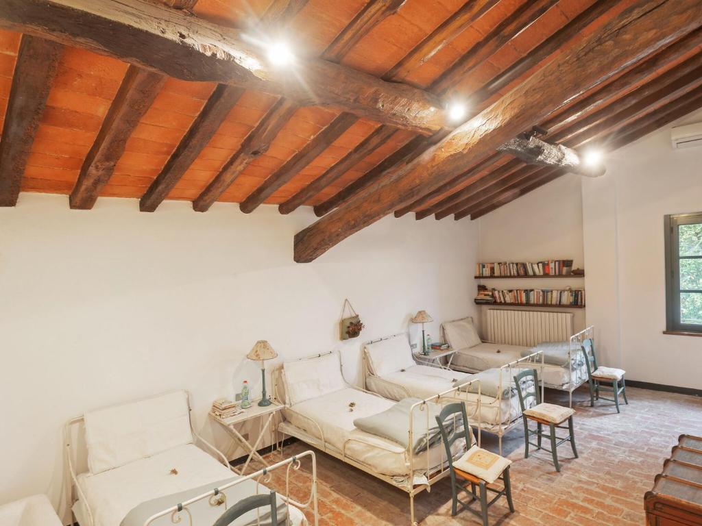 A seating area at Belvilla by OYO La Villetta