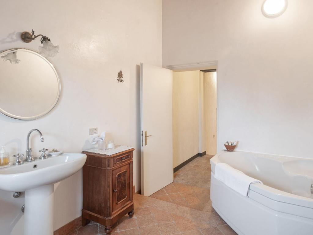 A bathroom at Belvilla by OYO La Villetta