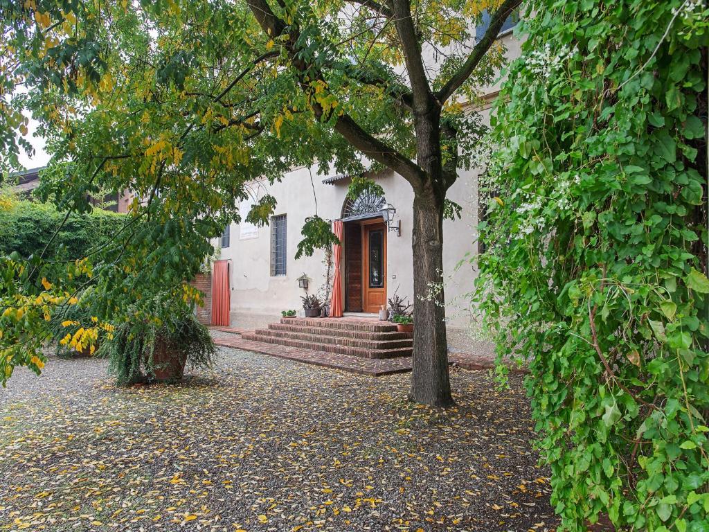 A garden outside Belvilla by OYO La Villetta