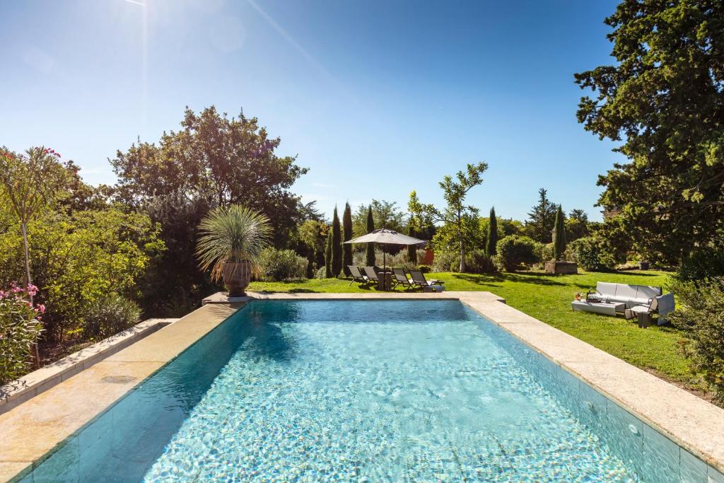 einen Pool im Hof eines Hauses in der Unterkunft Château des Cinq Cantons in Carpentras