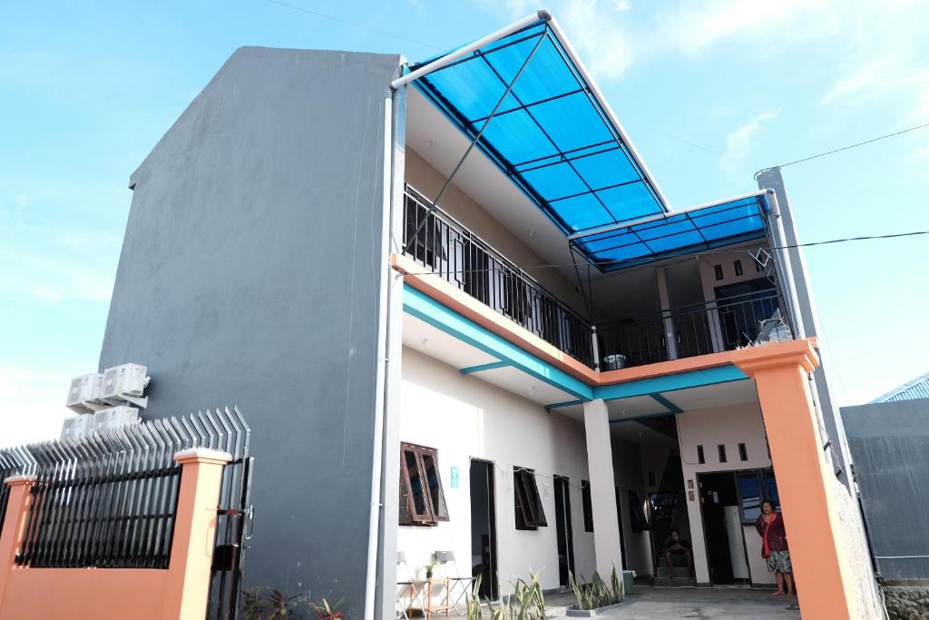 um edifício com um telhado de vidro em cima em Rumah Marianne em Sorong